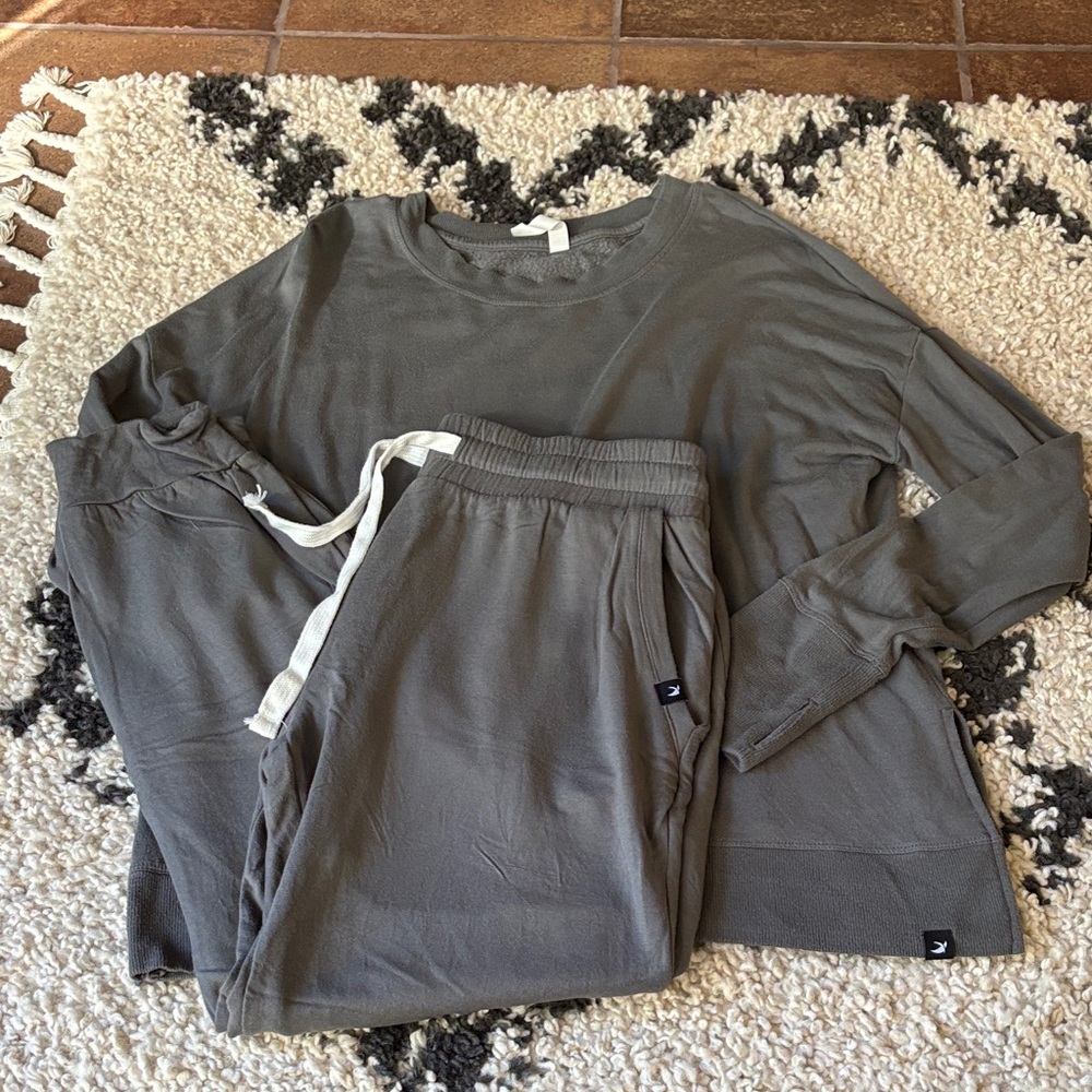 Glyder Women's Gray Sweatshirt & joggers Set